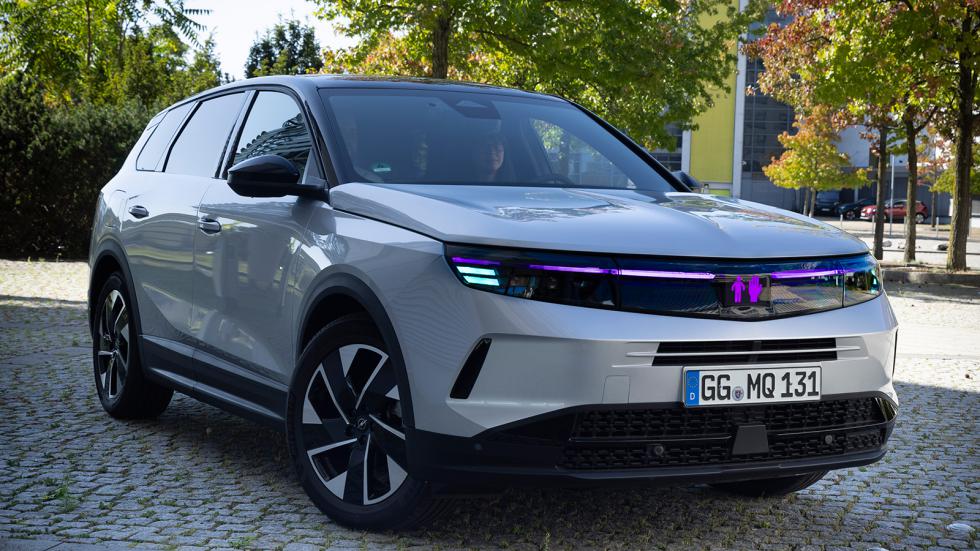 Γερμανικό SUV επικοινωνεί με τους πεζούς μέσω AI - Ποια μάρκα το έχει;